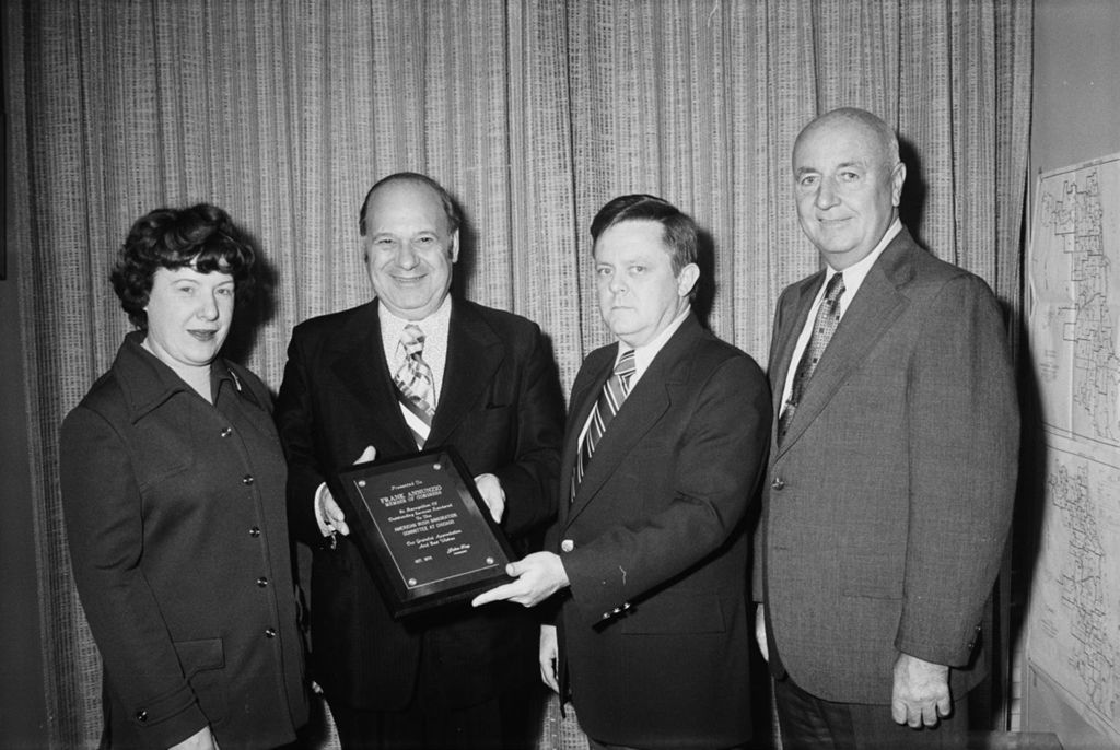 Congressman Frank Annunzio receives plaque from Irish Immigration organization