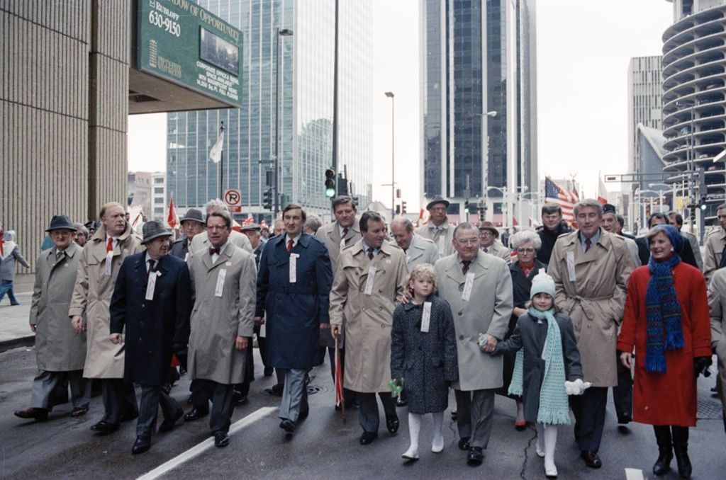 Miniature of Parade front line with Congressman Frank Annunzio, Senator Paul Simon, Mayor Richard M. Daley, Ed Moskal, and Governor Jim Edgar