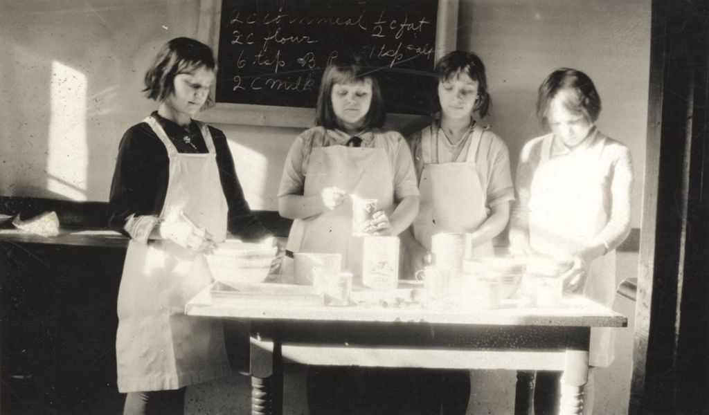 Miniature of Girls in a Cooking class