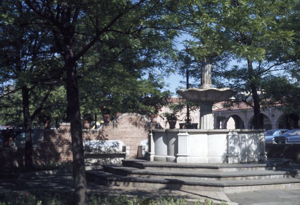 Fountain, Plaza del Lago, Wilmette