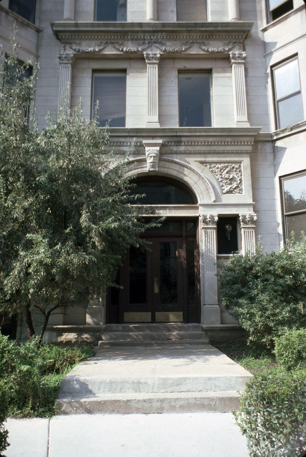 652 Roscoe Street, apartment building entranceway