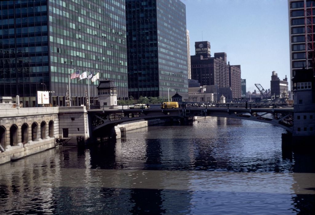 Miniature of Chicago River and Gateway Center