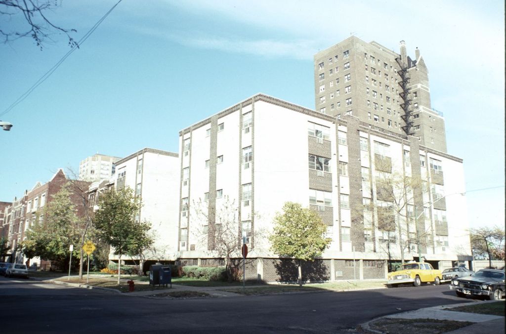 Apartment building, West Catalpa Avenue