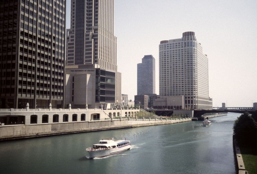 Miniature of Chicago River east of Michigan Avenue