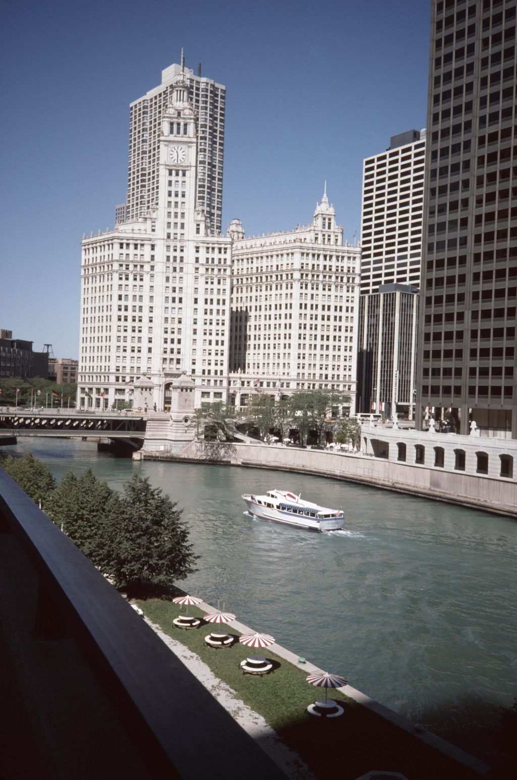 Miniature of Chicago River and Wrigley Building