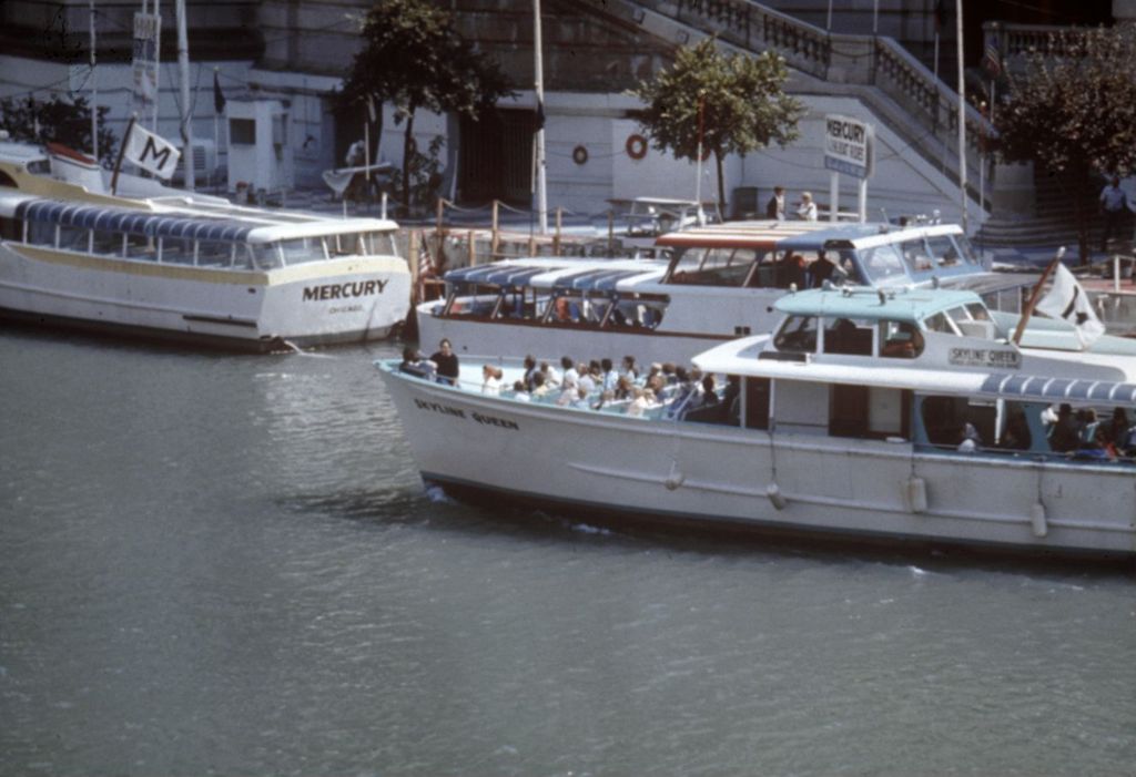 Tour boats on Chicago River