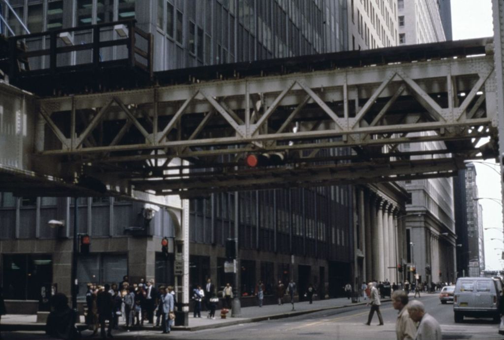 Elevated train track at Jackson Boulevard and Wells Street
