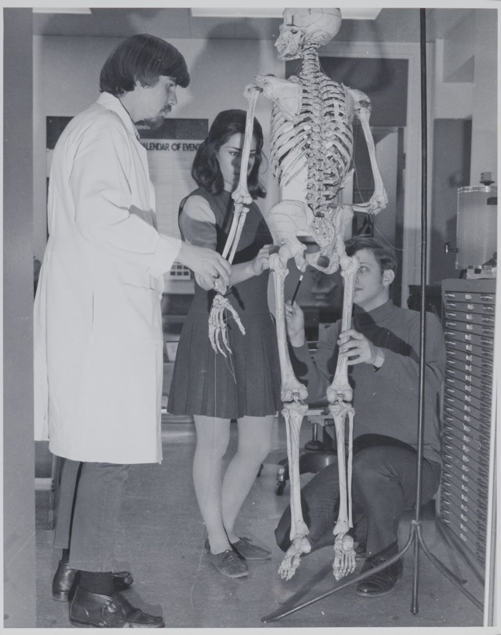 Miniature of Students from the Medical Art Department studying anatomy