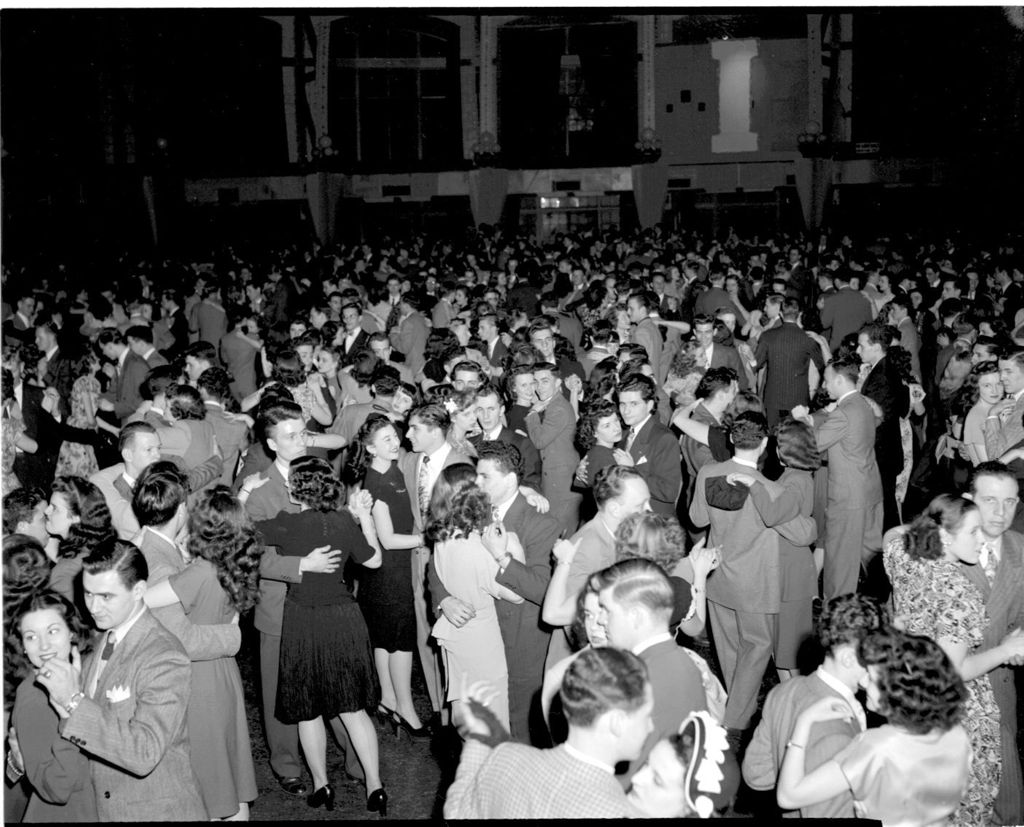 Miniature of Crowd at Registration Dance, University of Illinois Chicago Undergraduate Division
