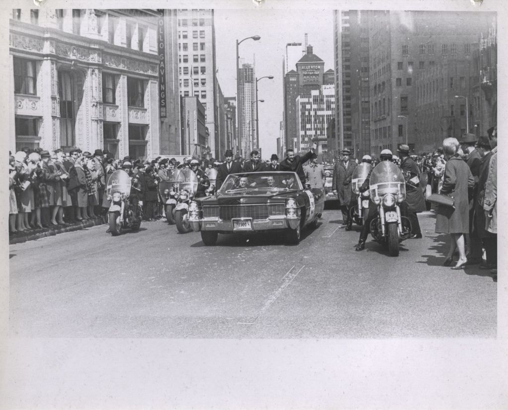 Chicago crowds welcome the Gemini astronauts