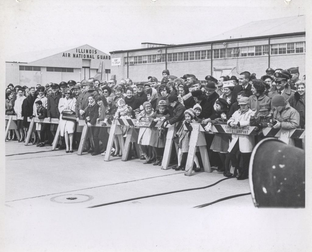 Miniature of Crowd waiting at the airport to greet the astronauts