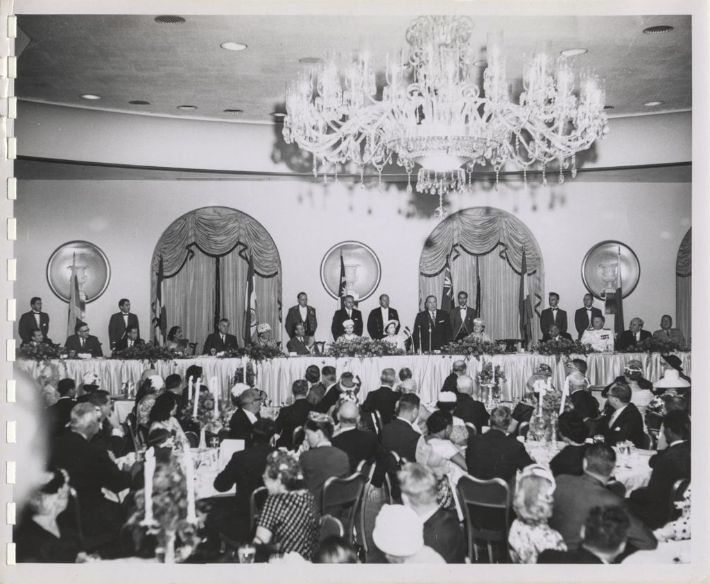 Formal banquet held during Queen Elizabeth II's visit to Chicago