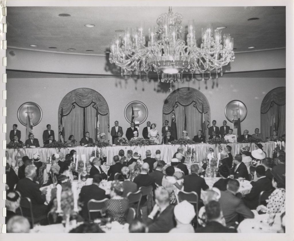 Formal banquet held during Queen Elizabeth II's visit to Chicago