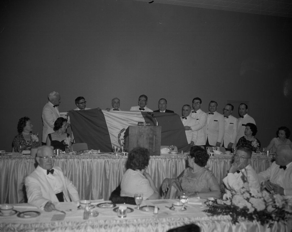 Richard J. Daley and others display Mexican flag at a banquet