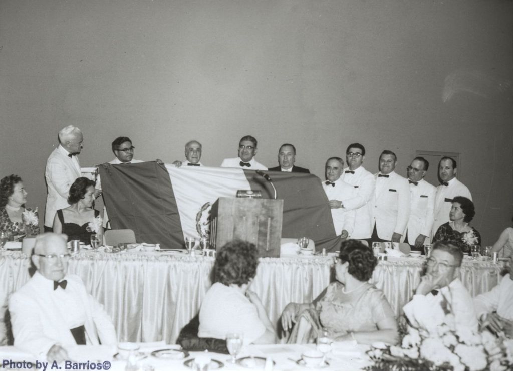 Richard J. Daley and others display flag of Mexico at a banquet