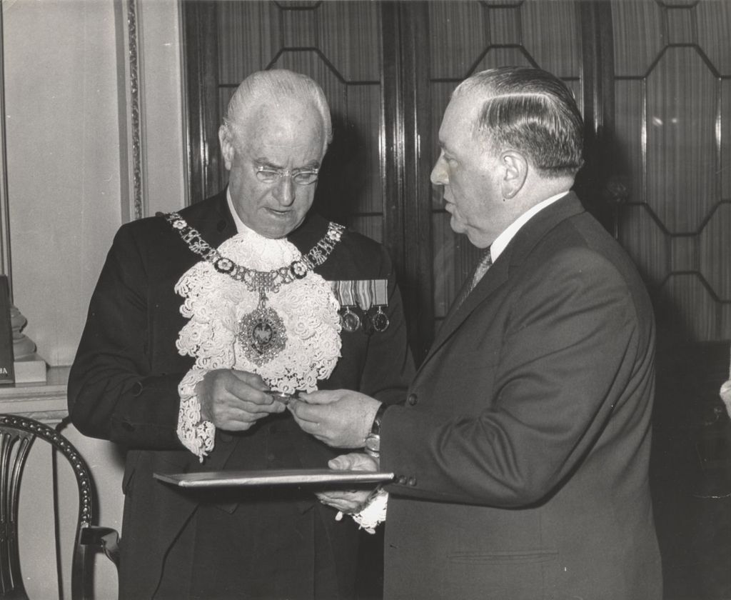 Richard J. Daley and Lord Mayor of London exchange gifts