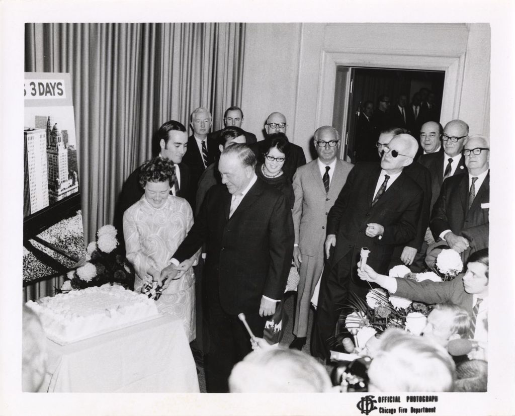 Celebration of 14 years of mayorship, Richard J. and Eleanor Daley cutting a cake