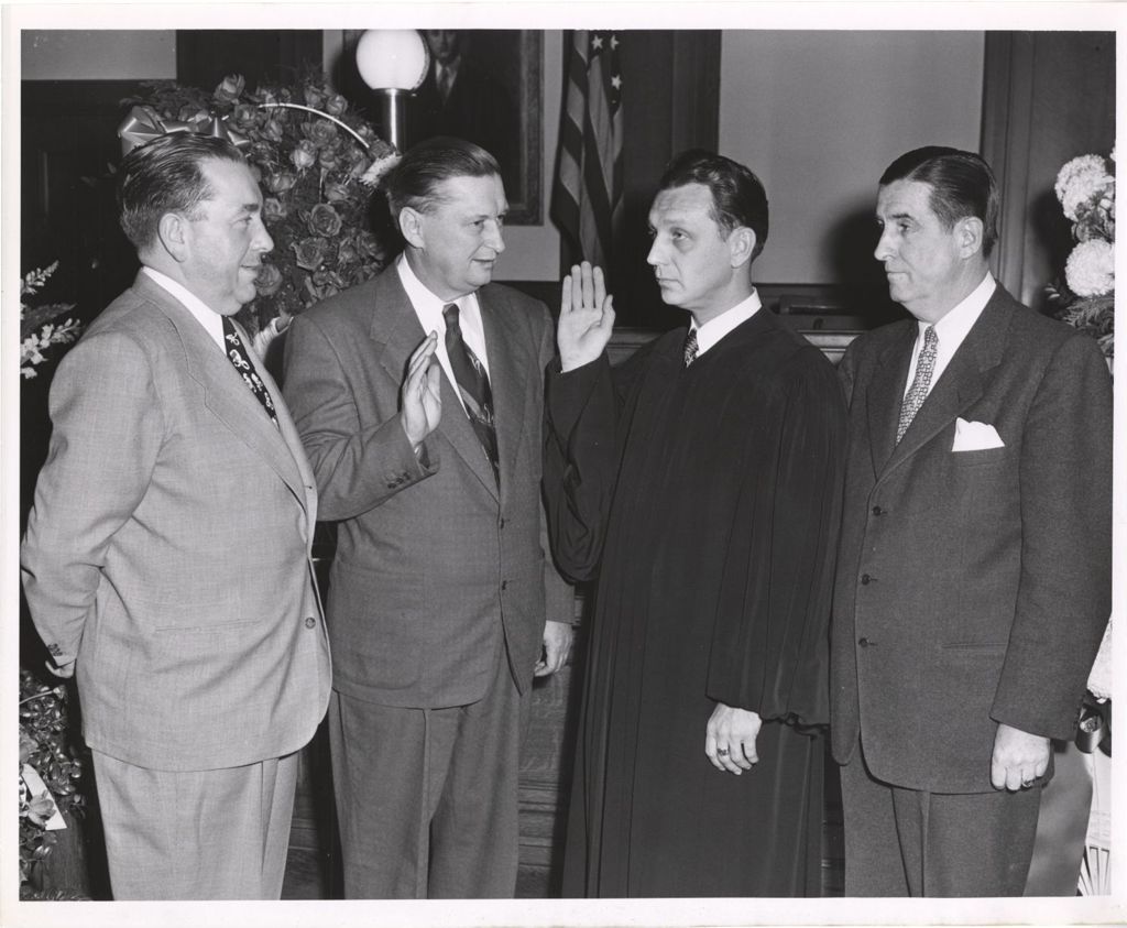 Richard J. Daley witnesses a judges' swearing in ceremony