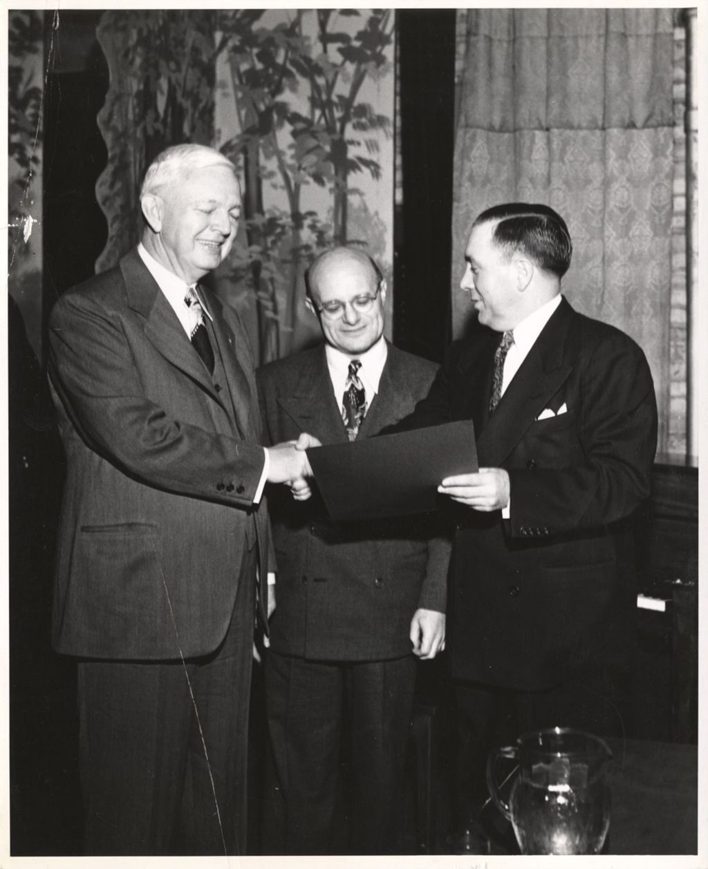 Martin Kennelly shaking hands with Richard J. Daley