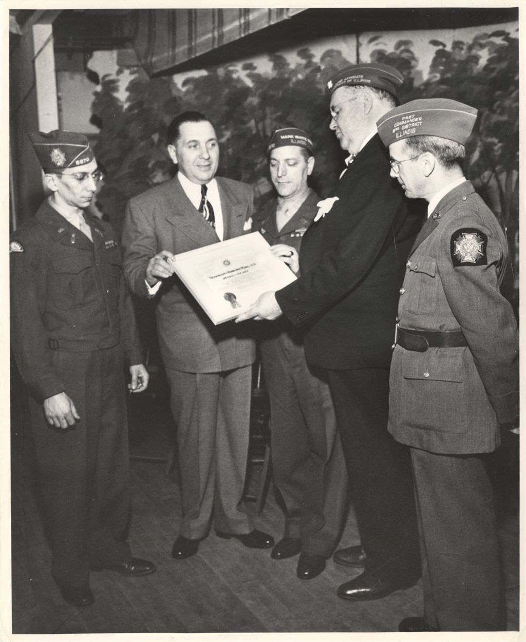 Richard J. Daley presenting a certificate to veterans