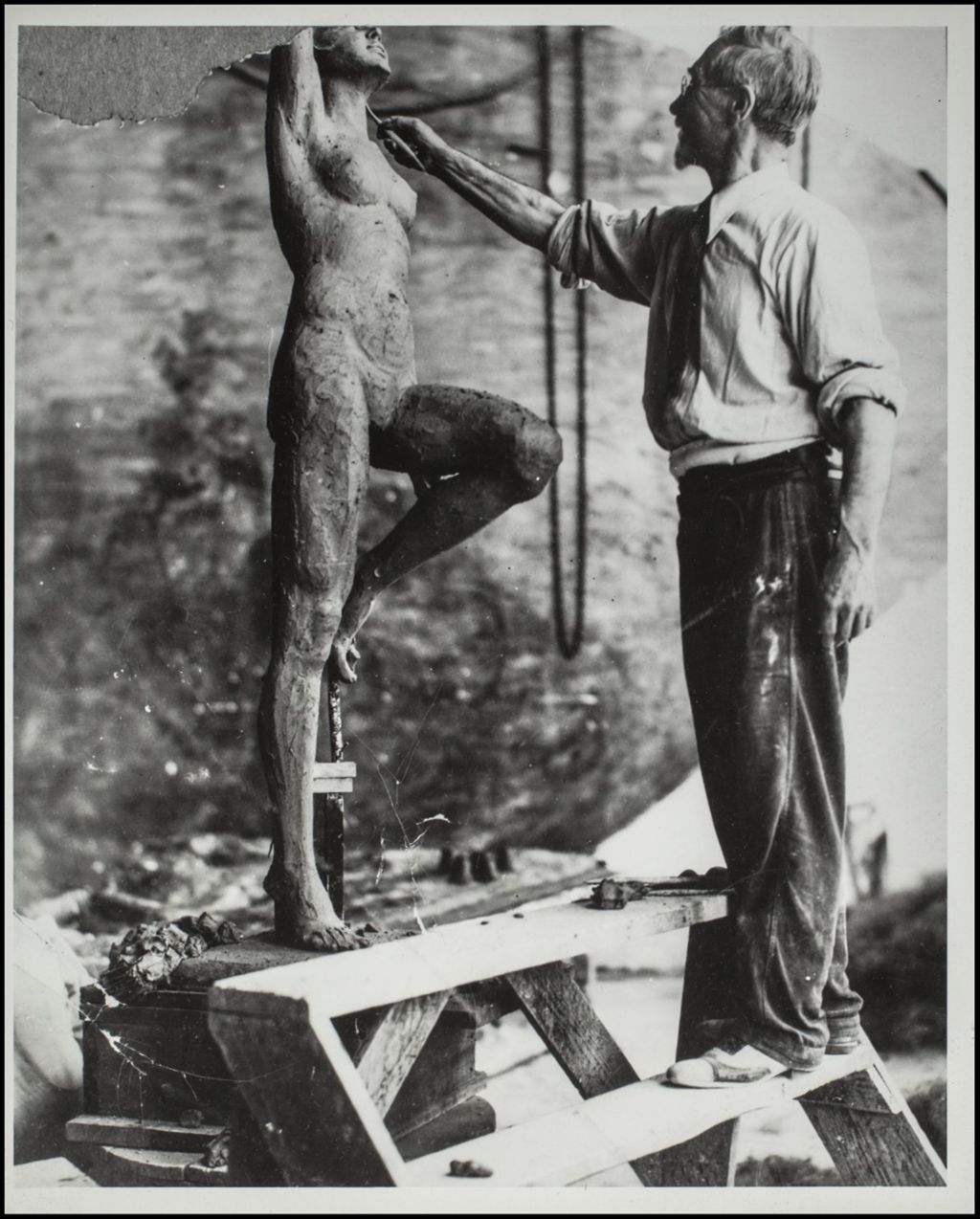 Photographs of sculptor Edgardo Simone and statue