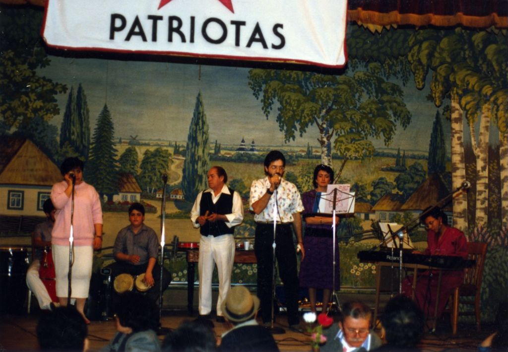 Miniature of Entertainers on stage