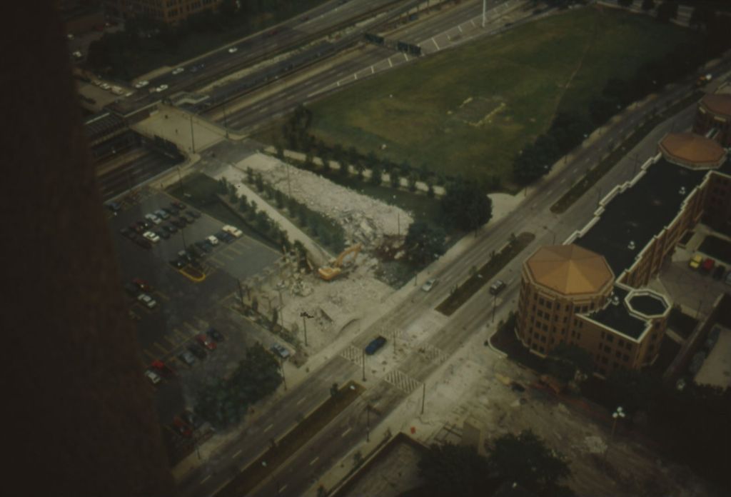 Elevated walkway demolition, University of Illinois at Chicago