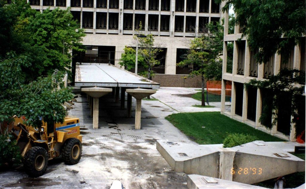 Miniature of Removal of the elevated walkway, University of Illinois at Chicago