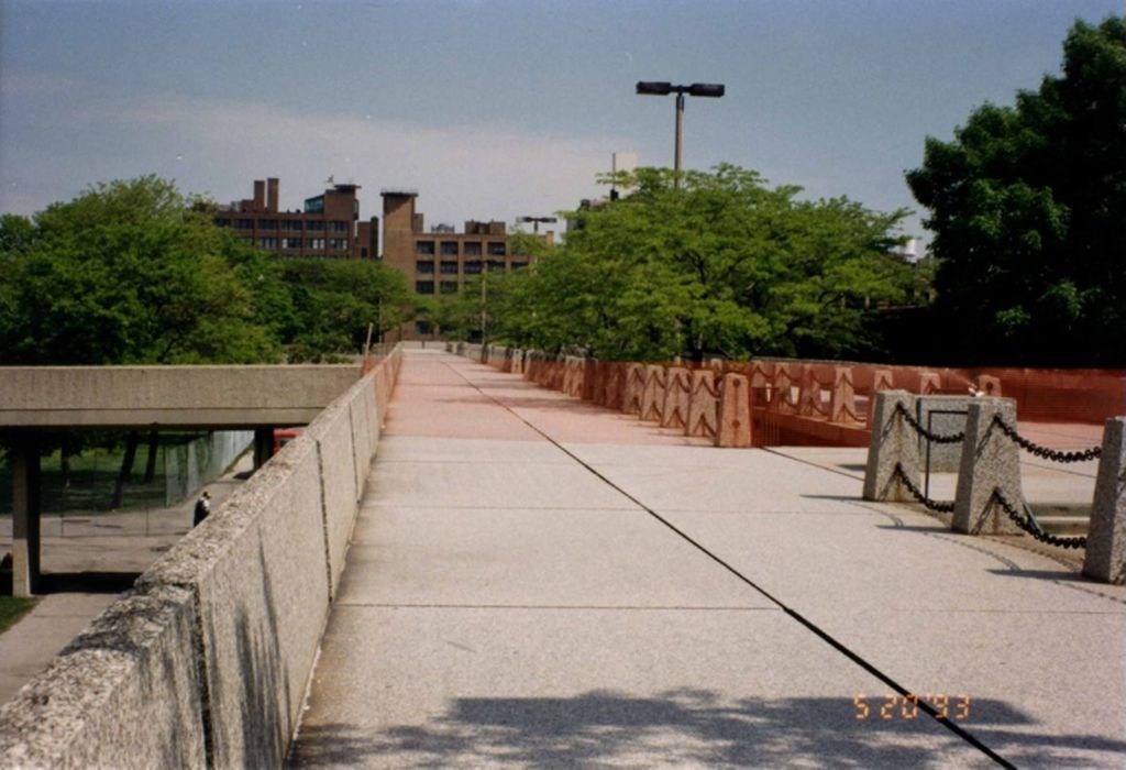 Removal of the elevated walkway, University of Illinois at Chicago