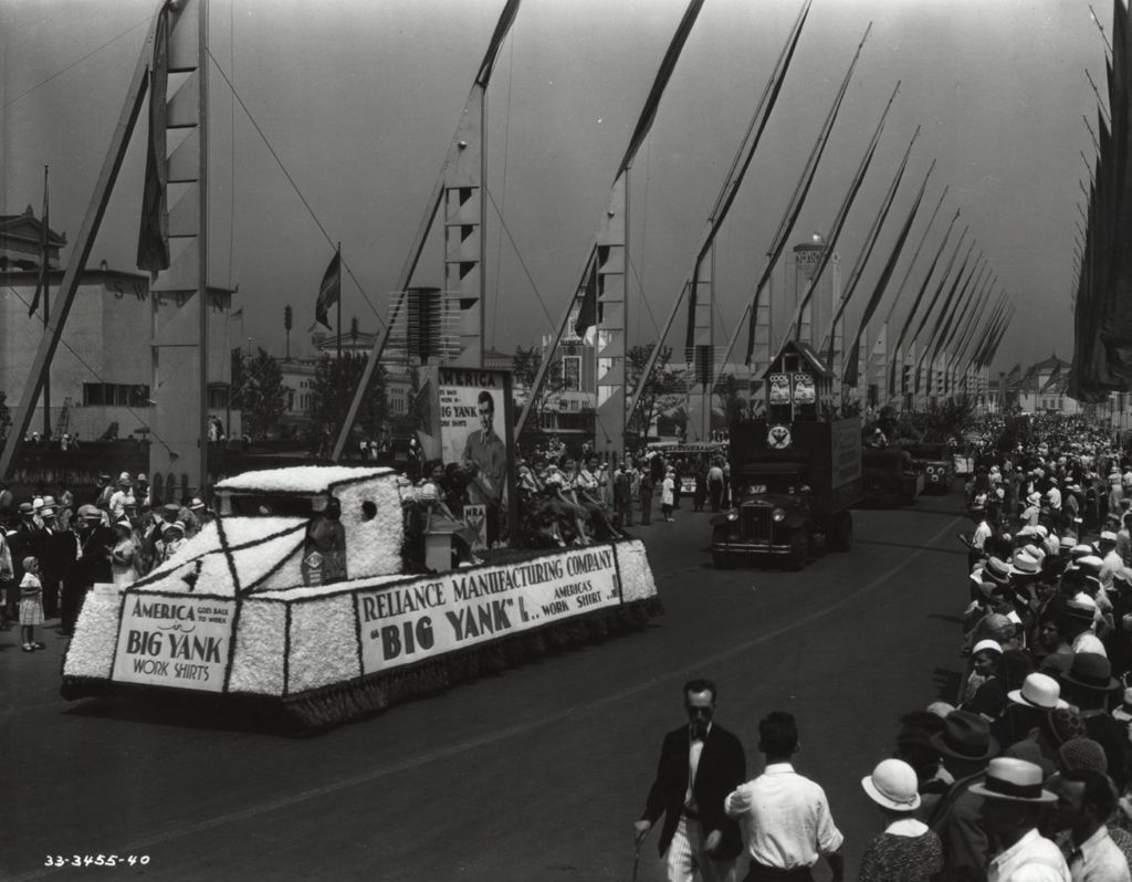 Miniature of The Reliance Manufacturing float parading down the Avenue of Flags.