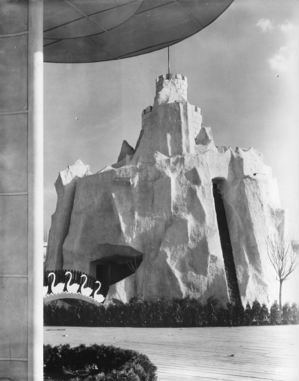 Miniature of Exterior view of the Magic Mountain exhibit at Enchanted Island