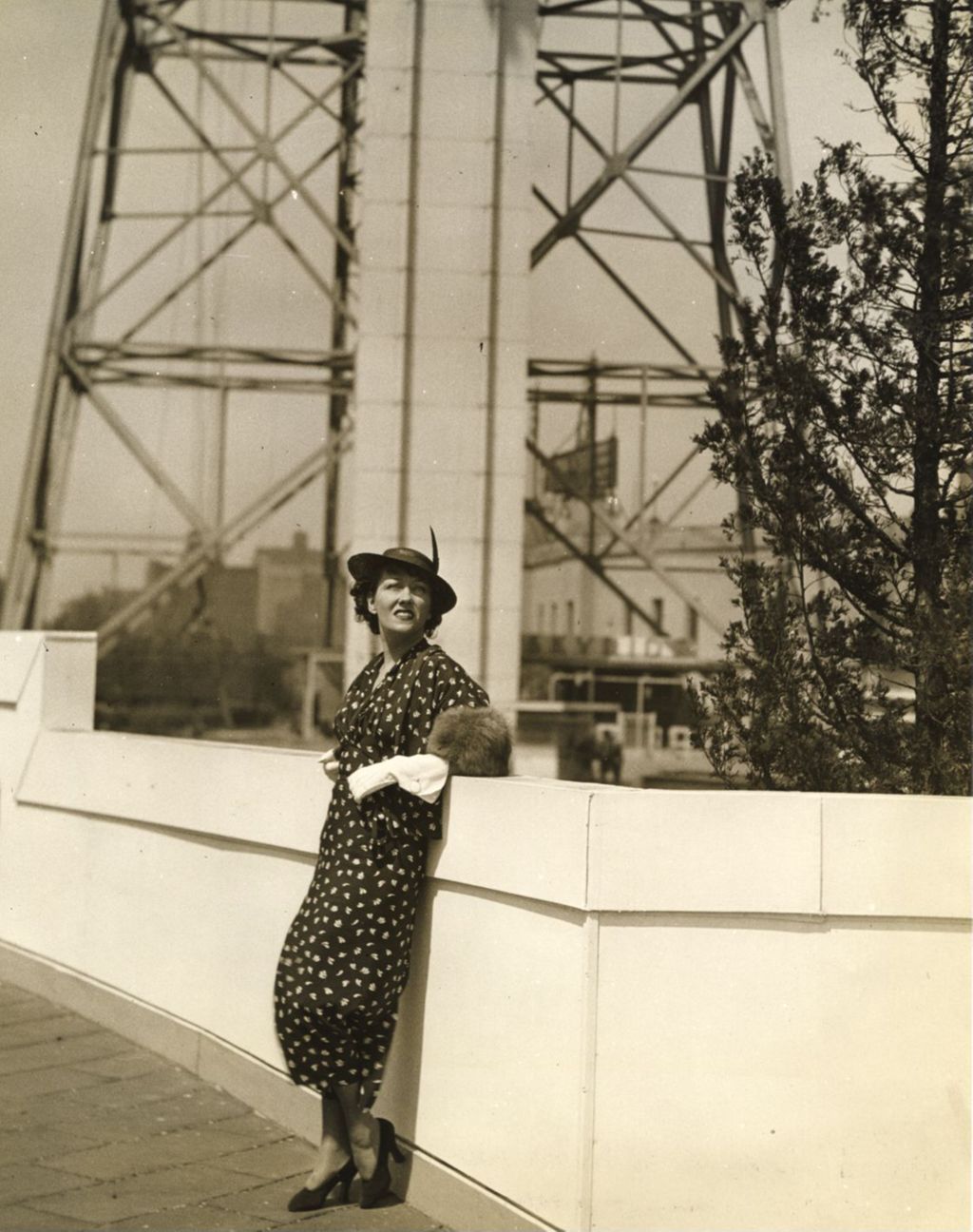 Gloria Swanson outside the Hall of Science after viewing the Fair from the Skyride