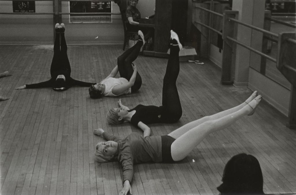 Students in Hull-House ballet class