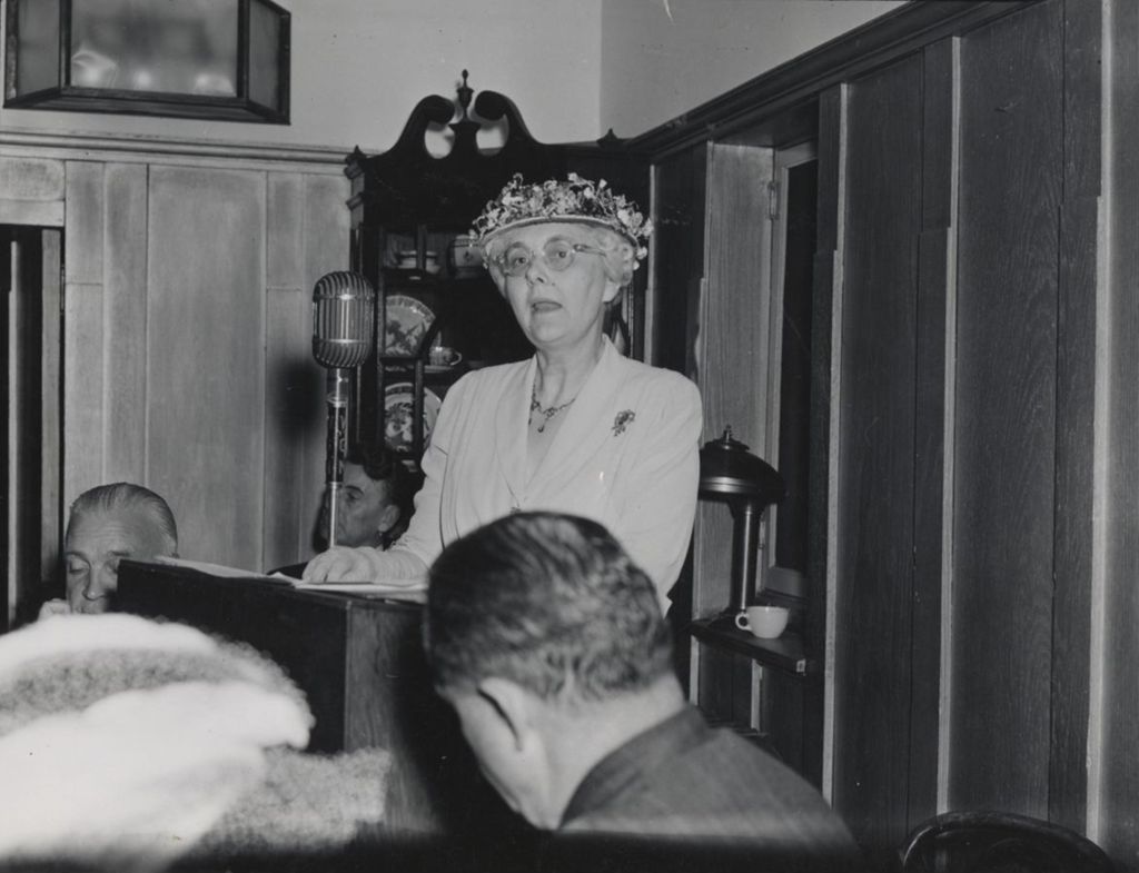 Hull-House board president Alma Petersen speaks at the 1949 Hull-House Associates Dinner