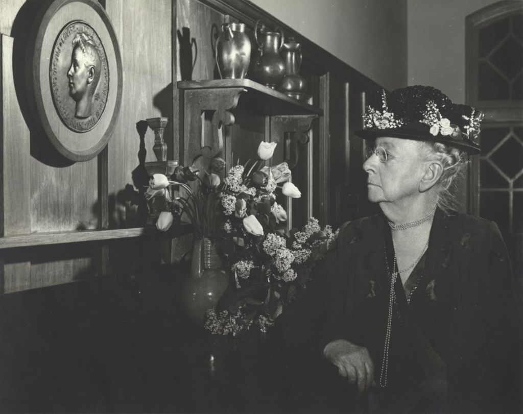 Louise de Koven Bowen looking at a plaque honoring her