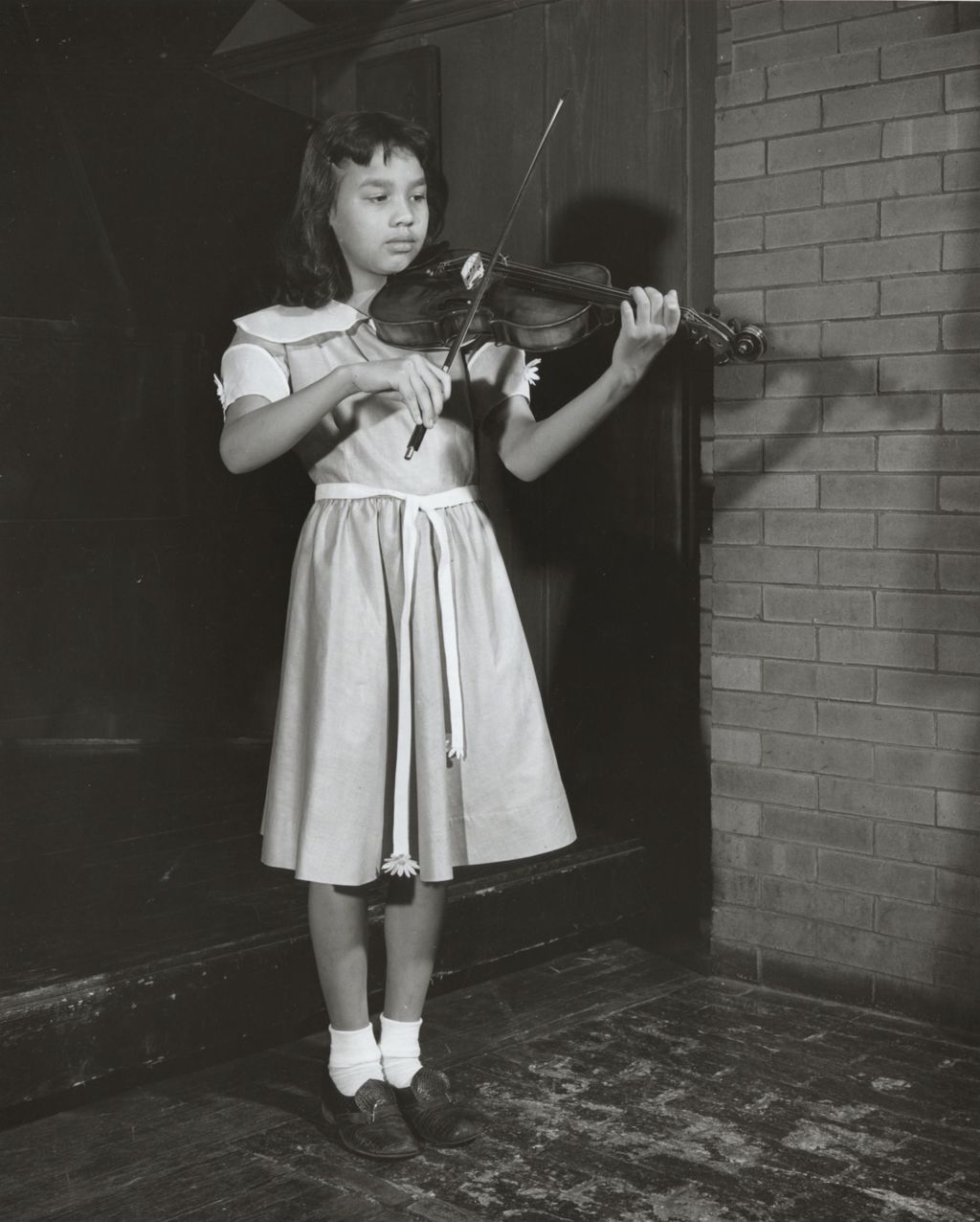 Miniature of Girl playing violin at Hull-House Music School