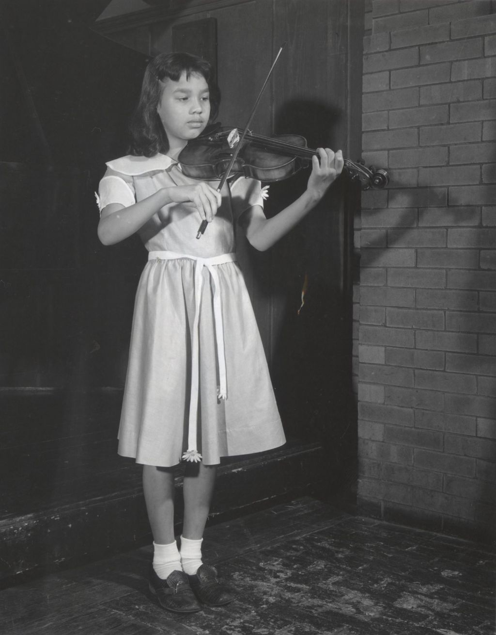 Girl playing violin at Hull-House Music School