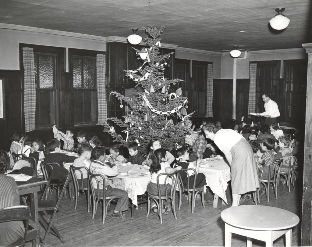 Children sitting around tables at Hull-House Christmas party