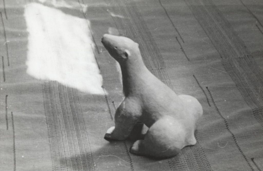 Miniature of Ceramic polar bear (rear view)