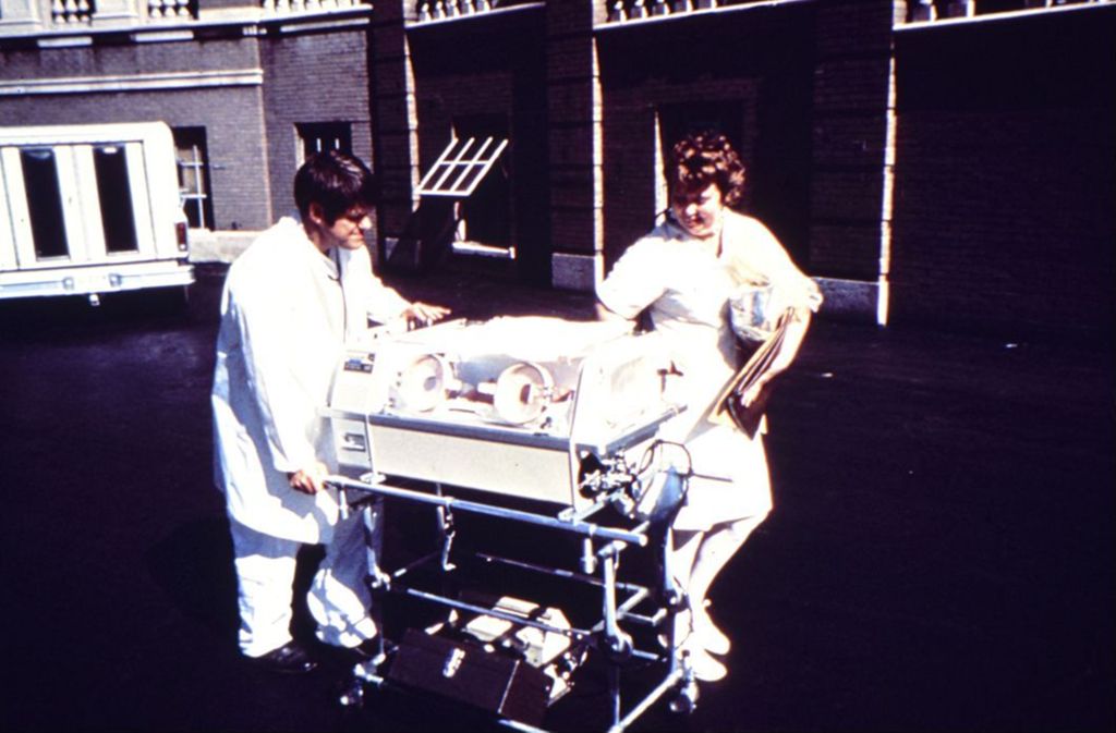 Miniature of Transporting infant in incubator